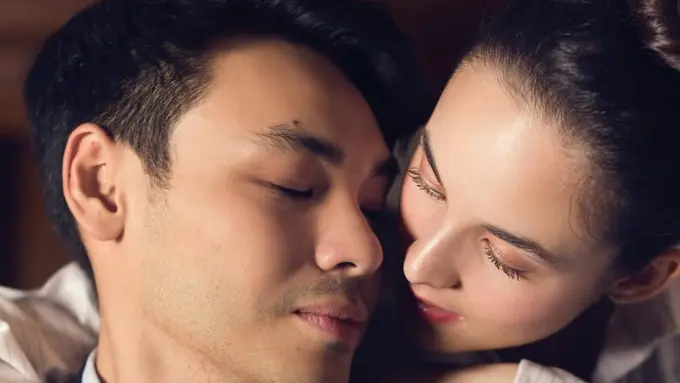 Chelsea Islan Merayakan Wedding Anniversary ke-3 dengan Suaminya, memerlihatkan berbagai foto gaya old money. [@chelseaislan]