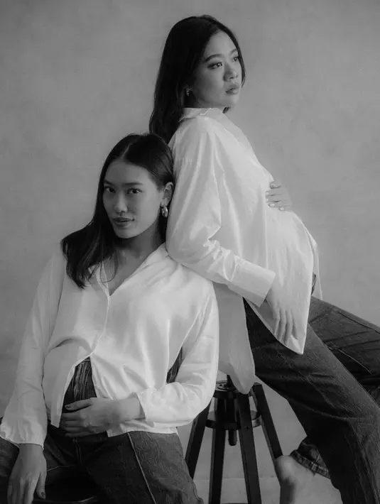 Foto maternity lainnya hadir dalam citra hitam putih dalam outfit klasik, kemeja putih dan celana denim. (IG @alikaislamadina)
