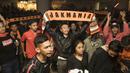 Meskipun kalah 0-1 dari Arema Cronus, The Jakmania tetap tanpa henti mendukung Persija saat nonton bareng di Hotel Royal Regal, Jakarta, Sabtu (28/11/2015). (Bola.com/Vitalis Yogi Trisna)