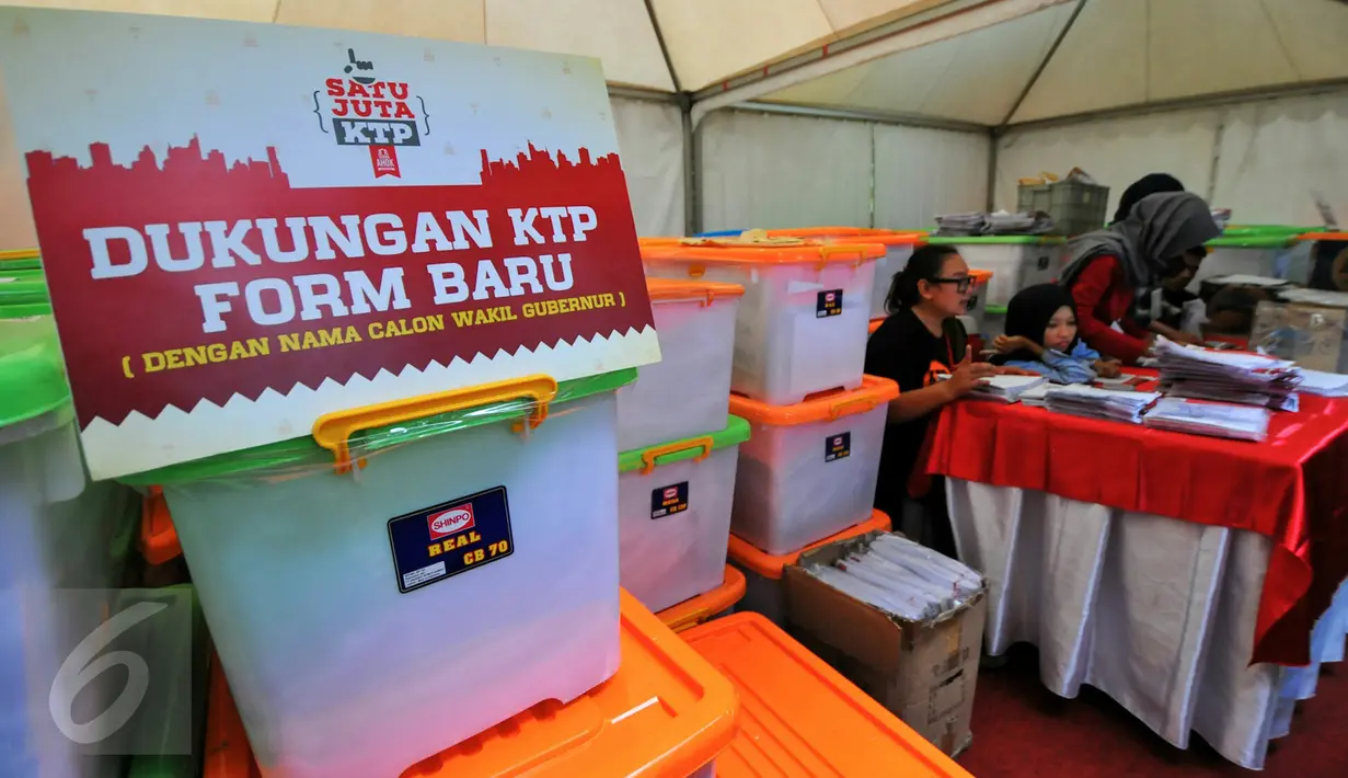 Puluhan kotak berisikan data KTP dukungan warga Jakarta kepada bakal calon Gubernur DKI Jakarta Basuki Tjahaja Purnama di Sekretariat TemanAhok, Jakarta, Minggu (19/6). TemanAhok berhasil mengumpulkan satu juta KTP. (Liputan6.com/Yoppy Renato)