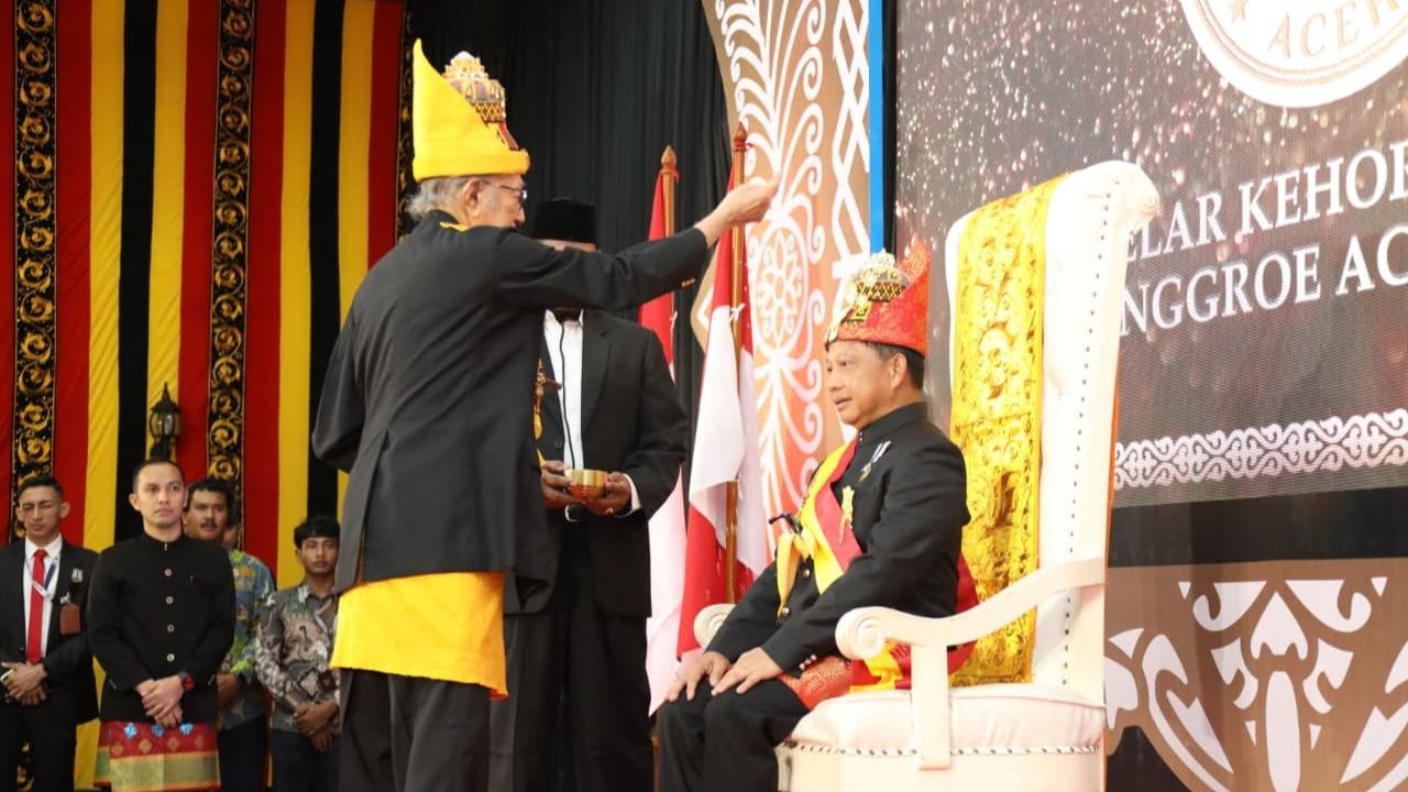 Mendagri Tito Karnavian saat prosesi penganugerahan gelar Petua Panglima Hukom dari Lembaga Wali Nanggroe Aceh