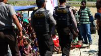 Pascapenyerahan diri 10 anggota OPM, aparat Polda Papua berjaga-jaga di kawasan Puncak Jaya. (Liputan6.com/Katharina Janur) 