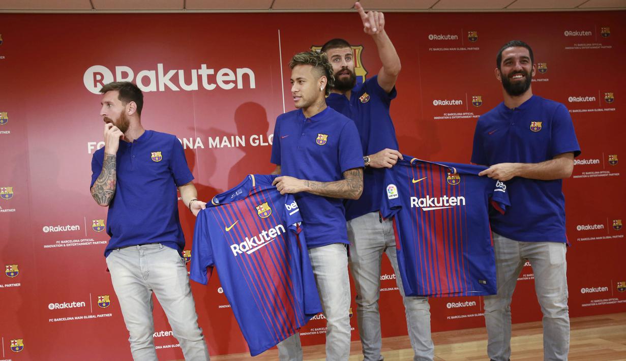 Pemain Barcelona, Lionel Messi, Neymar, Gerard Pique, dan Arda Turan saat menunjukan jersey baru La Blaugrana di Tokyo, Jepang (13/7/2017). Barcelona resmi merilis jersey baru dengan Rakuten sebagai sponsor utama musim ini. (AP/Eugene Hoshiko)