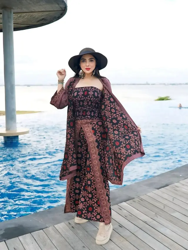 Gaya Turis Modis dari Ashanty Saat Liburan ke Bali, Pakai Wastra Modern dari Brand Lokal Kesayangannya