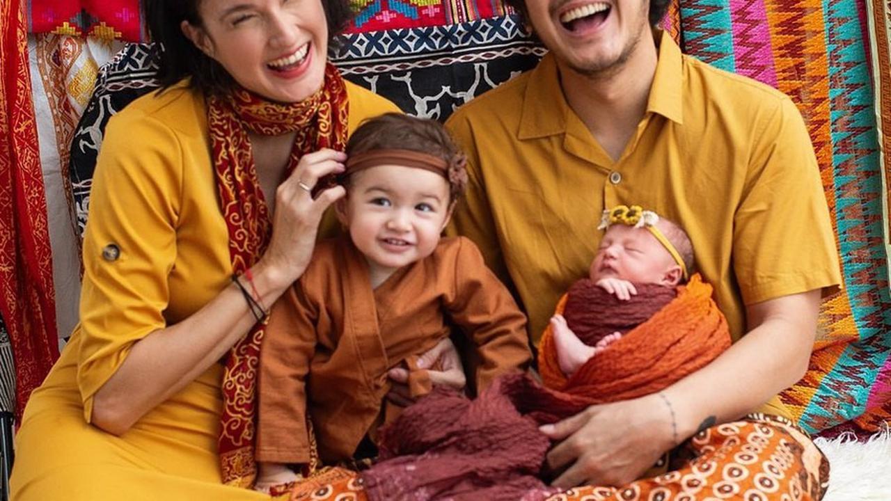 Potret bahagia keluarga Nadine Chandrawinata dan Dimas Anggara, pasangan artis yang baru saja menyambut kelahiran anak kedua mereka.