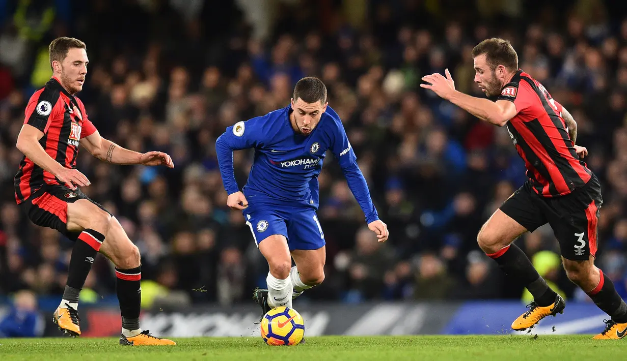 Gelandang Chelsea, Eden Hazard mengendalikan bola dnegan kawalan pemain Bournemouth pada laga pekan ke-25 Premier League 2017-2018 di Stamford Bridge, Rabu (31/1). Bermain di kandang sendiri, Chelsea secara mengejutkan kalah telak 0-3. (Glyn KIRK / AFP)