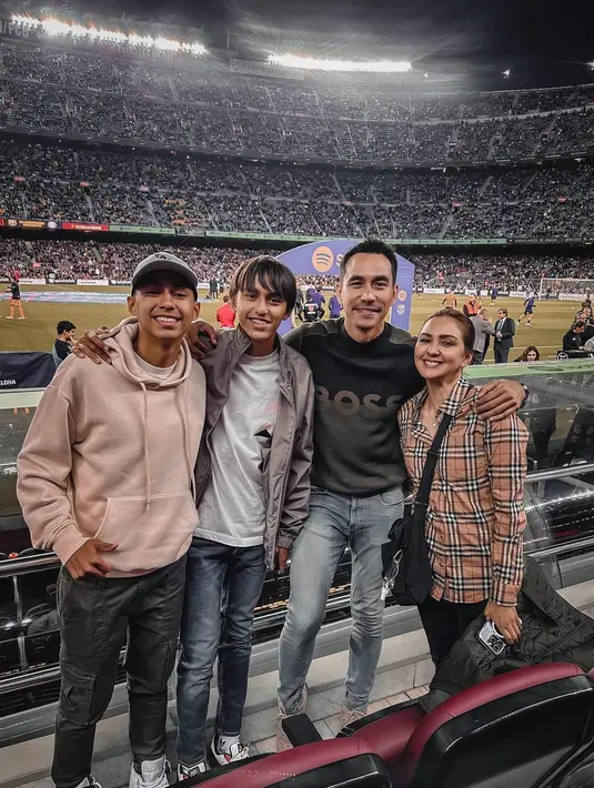 Darius Sinathrya membagikan momen saat mengunjungi Camp Nou. Darius bersama istri dan dua anaknya menyaksikan pertandingan Barcelona di kandang. Suami Donna Agnesia, itu kembali ke markas Barca setelah delapan tahun lalu. [Instagram/darius_sinathrya]