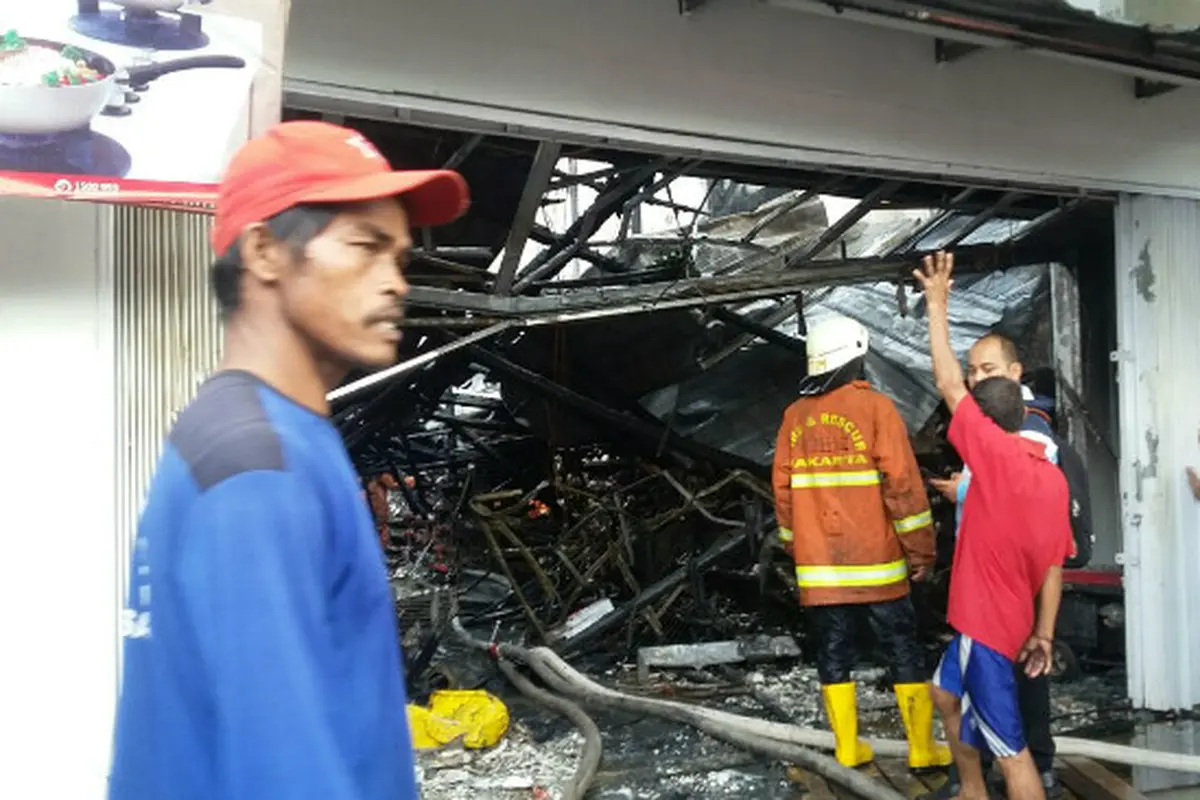 Kebakaran dekat Stasiun Senen