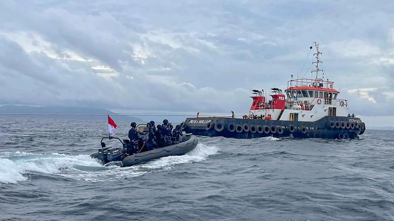 Prajurit TNI AL saat mengamankan dua kapal pengangkut nikel yang terindikasi melakukan sejumlah pelanggaran di Perairan Mandiodo, Konawe Utara, Sulawesi Tenggara, Selasa (25/11/2025 ).