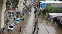 Banjir menyebabkan arus lalu lintas tersendat. (Liputan6.com/Angga Yuniar)