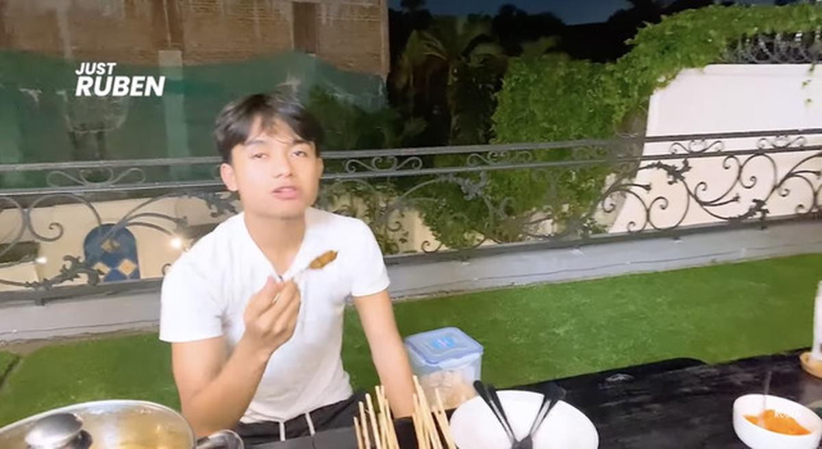 6 Potret Balkon Rumah Ruben Onsu Desain Semi Terbuka, Spot Favorit Kumpul Keluarga