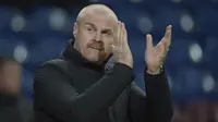 Sean Dyche. Pelatih Inggris berusia 50 tahun ini mulai menangani Burnley pada 30 Oktober 2012 di pertengahan musim 2012/2013 menggantikan posisi Eddie Howe yang akhirnya kembali ke AFC Bournemouth. Hingga kini ia telah mendampingi Burnley dalam 9 tahun, 4 bulan dan 13 hari. (AP/Jon Super)