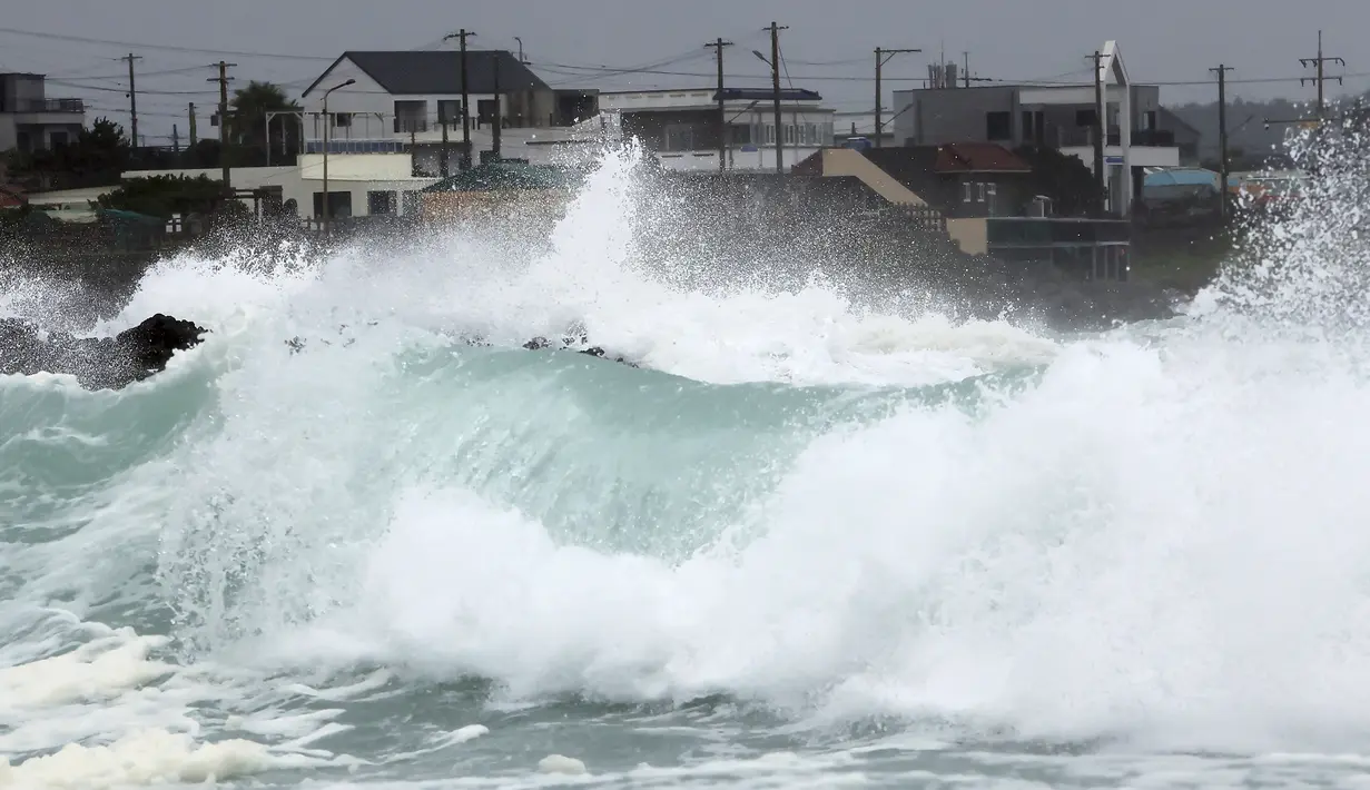 Gelombang tinggi menerjang pantai saat badai tropis bernama Khanun mendekat ke Semenanjung Korea, di Pulau Jeju, Korea Selatan, Rabu (9/8/2023). (Park Ji-ho/Yonhap via AP)