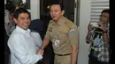 Menpan-RB Yuddy Chrisnandi (kiri) berjabat tangan dengan Gubernur DKI Jakarta Basuki Tjahaja Purnama, Jakarta, Selasa (3/2/2015). Pertemuan membahas sistem penggajian PNS terkait tunjangan kinerja daerah (TKD). (Liputan6.com/Herman Zakharia)