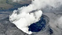 Pandangan udara kawah Gunung berapi Aso yang mengeluarkan asap dan debu ketika mengalami erupsi di Prefektur Kumamoto, Sabtu (8/10). Menurut Badan Meteorologi Jepang, gunung itu melontarkan debu vulkanik hingga 11 ribu meter ke langit. (Kyodo/via REUTERS)