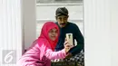 Wisatawan berselfie dengan patung di keraton kesultanan Yogyakarta,(10/7).Kunjungan wisata mengalami lonjakan menjelang liburan akhir lebaran .(Boy Harjanto)