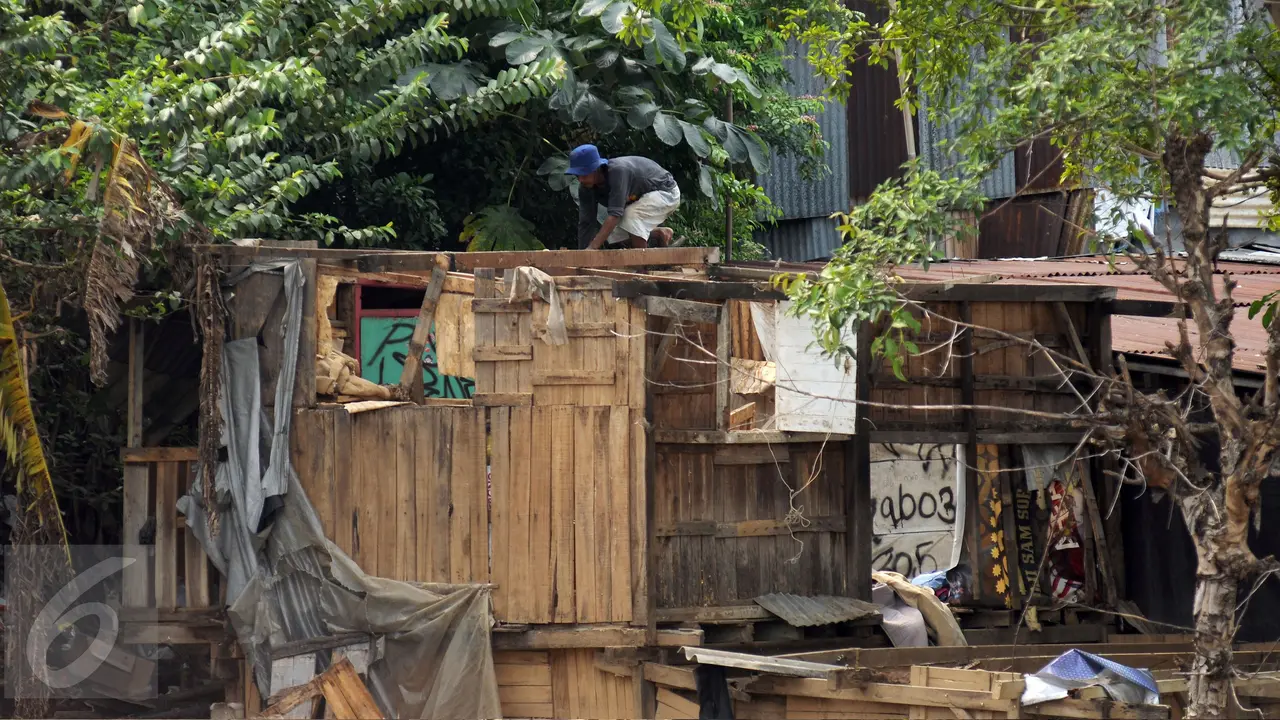 20160824-Direlokasi, Warga Bantaran Kali Ciliwung Bongkar Rumah Sendiri-Jakarta