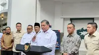 Menteri Koordinator Bidang Perekonomian Airlangga Hartarto mengumumkan paket stimulus ekonomi lanjutan di Kantor Pos Indonesia, Cikini, Jakarta Pusat, Jumat (17/10/2025). (Liputan6.com/Lizsa )