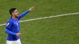 Gelandang Italia, Lorenzo Pellegrini berselebrasi usai mencetak gol ke gawang Spanyol pada pertandingan semifinal UEFA Nations League di stadion San Siro di Milan, (7/10/2021). Spanyol menang atas Italia 2-1. (Marco Bertorello/Pool via AP)