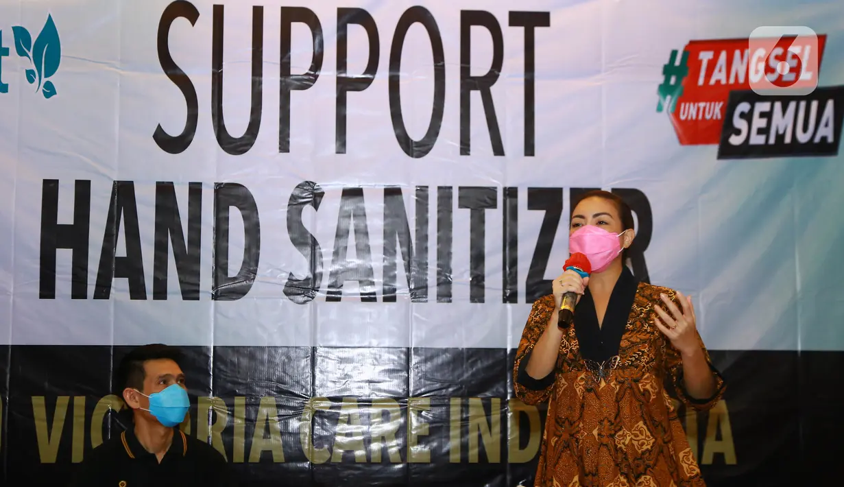 Calon Wakil Walikota Tangerang Selatan Rahayu Saraswati memberi sambutan pada acara aksi CSR bantuan hand sanitizer Herbolist di Tangsel, Banten, Sabtu (3/10/2020). Aksi tersebut sebagai dukungan untuk mewujudkan peralihan kebiasaan baru lebih bersih di masa pandemi. (Liputan6.com/HO/Bon)