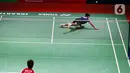 Pebulu tangkis tunggal putra Indonesia Anthony Sinisuka Ginting (kanan) terjatuh saat melawan tunggal putra China Shi Yu Qi pada babak 16 besar Indonesia Masters 2023 di Istora Senayan, Jakarta, Kamis (26/1/2023). Anthony Sinisuka Ginting terhenti di babak 16 besar Indonesia Masters 2023 setelah kalah dari Shi Yu Qi dengan skor 19-21 dan 16-21. (Liputan6.com/Herman Zakharia)