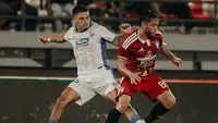 Penyerang Persib Bandung Ragnar Oratmangoen mencoba merebut bola dari penguasaan gelandang Bali United, Queven dalam laga Dewata Challenge Series 2026 di Stadion Kapten I Wayan Dipta, Gianyar, Bali, Selasa (18/8/2026) malam WIB. (Dok. Bali United)
