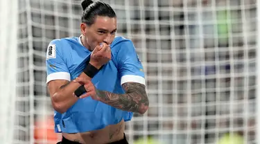 Pemain Uruguay Darwin Nunez melakukan selebrasi usai mencetak gol ke gawang Argentina pada pertandingan sepak bola kualifikasi Piala Dunia 2026 di Stadion La Bombonera, Buenos Aires, Argentina, Kamis (16/11/2023). Uruguay menaklukkan Argentina dengan skor 2-0. (AP Photo/Matias Delacroix)