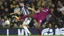 Pemain Manchester City, Yaya Toure (kanan) berebut bola dengan pemain West Bromwich Albion, Jay Rodriguez pada laga Piala Liga Inggris di The Hawthorns, West Bromwich, (20/9/2017). City menang 2-1.(David Davies/PA via AP)