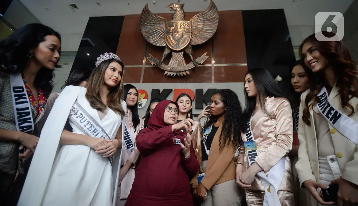 Wakil Ketua KPK Lili Pintauli Siregar (jilbab) berbincang dengan finalis Puteri Indonesia di Gedung Merah Putih KPK, Jakarta, Selasa (3/3/2020). Kunjungan para finalis Puteri Indonesia  yang berjumlah 39 orang tersebut untuk memperoleh pengetahuan antikorupsi. (merdeka.com/Dwi Narwoko)