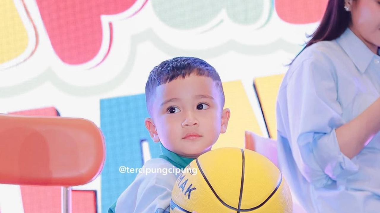 7 Potret Rayyanza di Main Bola Basket yang Bikin Netizen Kagum