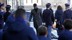 Mario Balotelli tiba menghadiri upacara pemakaman pemain Italia Davide Astori di Florence, Italia, Kamis, (8/3). Bek Fiorentina, Davide Astori meninggal pada usia 31 tahun di kamar hotel setelah terkena serangan jantung. (AP Photo/Alessandra Tarantino)