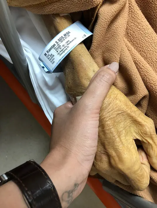 "Innalilahiwainailaihirojiun....  Telah berpulang kekhadiratNya, Bapak Haji Muhammad Ramlan, Ayahanda dari Olla Ramlan dan Keluarga  Pada hari ini Senin 04 Juni 2018 jam 18.05wib di RS Pondok Indah.. " tulis Cyhnthia. (Instagram)