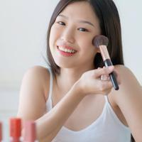 Nggak Cuma Lagi Hits, Ini Primer Makeup Viral yang Bikin Riasan Anti Geser