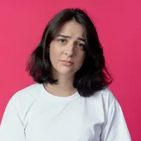 Dengan mengevaluasi produk skincare yang digunakan dan rutin membersihkan Wajah dapat membantu dalam membuat pori-pori besar menjadi mengecil dan bersih.