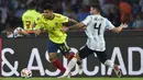 Pemain Kolombia Luis Diaz (kiri) berusaha melewati pemain Argentina Gonzalo Montiel pada laga Kualifikasi Piala Dunia 2022 Zona Conmebol di Estadio Mario Alberto Kempes di Cordoba, Argentina, Rabu (2/2/2022). Argentina menang tipis atas Kolombia 1-0. (AP Photo/Gustavo Garello)