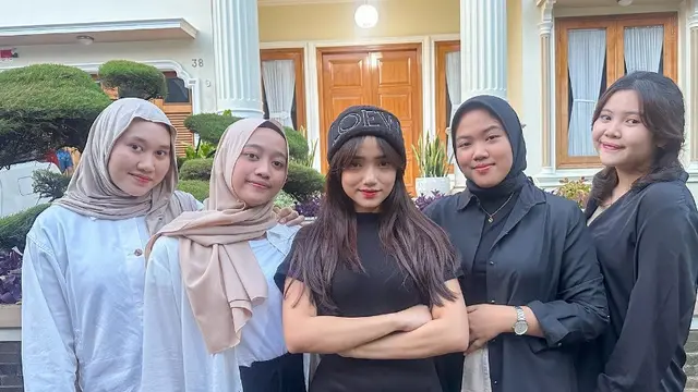 Potret Fuji dan sahabat lamanya (Sumber: Instagram/fuji_an dan Instagram/ghrnsh)