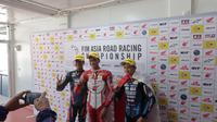 Pembalap Yamaha Racing Indonesia, Aldi Satya Mahendra (kiri) meraih prestasi apik di Asian Road Racing Championship 2023 di Sirkuit Mandalika, Lombok, NTB, Sabtu (12/8/2023). (Bola.com/Hery Kurniawan)