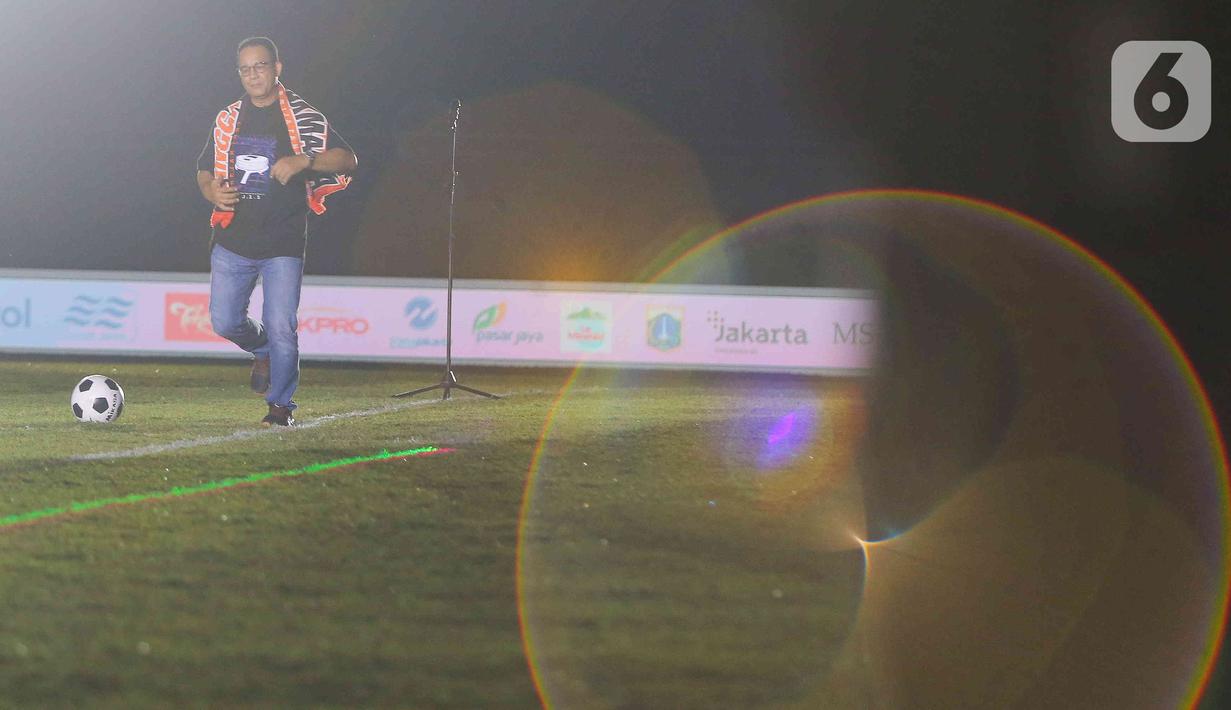 Gubernur DKI Jakarta Anies Baswedan berlari mengiring bola saat meresmikan Stadion Jakarta International Stadium (JIS), Minggu ( 24/7/2022). Sederet artis papan atas Ibu Kota turut meramaikan acara tersebut antara lain Dewa 19 dan Virzha, Kotak Band serta Setia Band. Selain itu, panitia juga akan menggelar pertandingan persahabatan sepakbola. (Liputan6.com/Herman Zakharia)