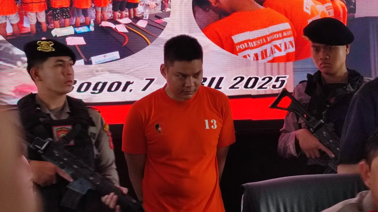 Rezky Fauzan Ranajaya (28) warga Jalan Amarilis, Kelurahan Kedungwaringin, Kecamatan Tanahsareal, Kota Bogor, tega menganiaya tantenya sendiri Evi Latifah (53) hingga tewas.