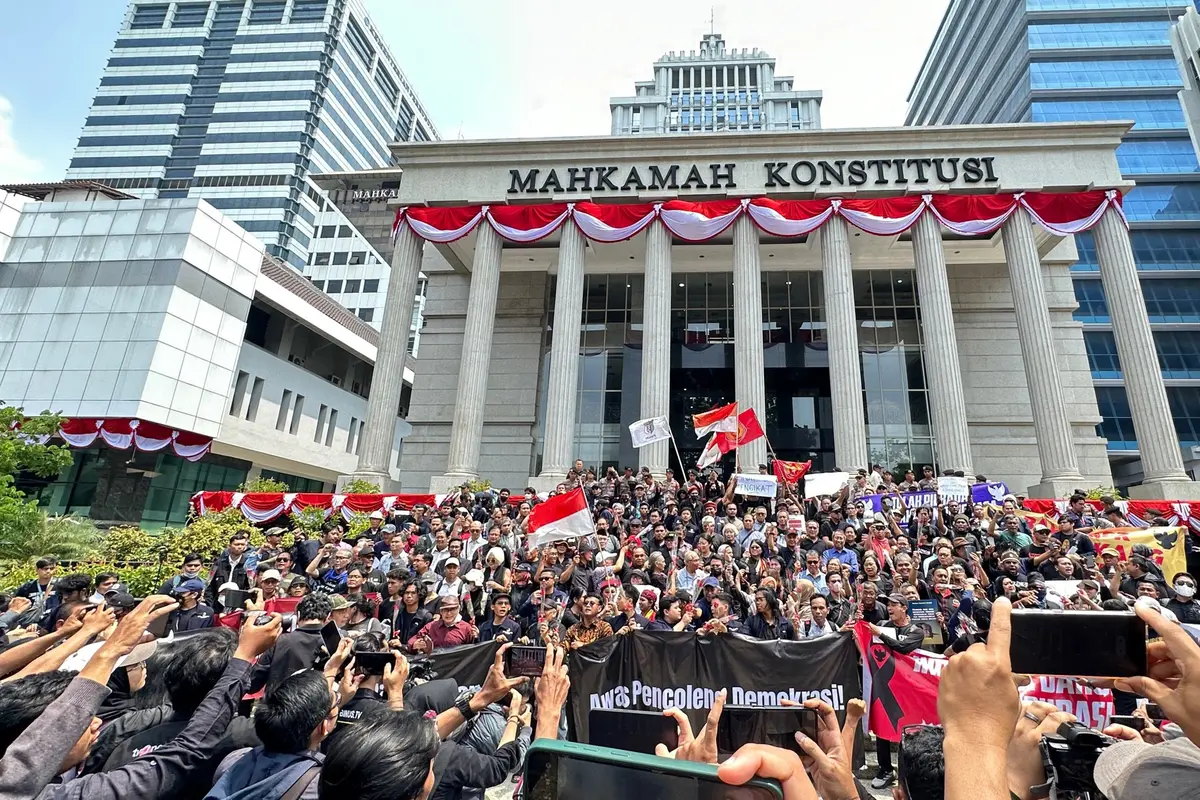 Massa aksi unjuk rasa di Gedung Mahkamah Konstitusi (MK), Jakarta Pusat, menyudahi demonstrasi.