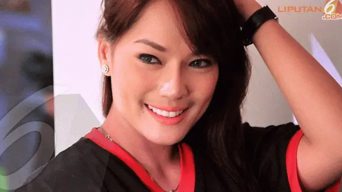 Persiapan Tak Lagi Laku, Jenny Cortez Jualan Baju