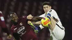 Bek Inter Milan Alessandro Bastoni (kanan) berebut bola dengan penyerang Salernitana Simy pada giornata ke-18 Liga Italia di Stadion Arechi, Salerno, Sabtu (18/12/2021) dini hari WIB. Inter Milan pesta gol 5-0 di kandang Salernitana. (Alessandro Garofalo/LaPresse via AP)