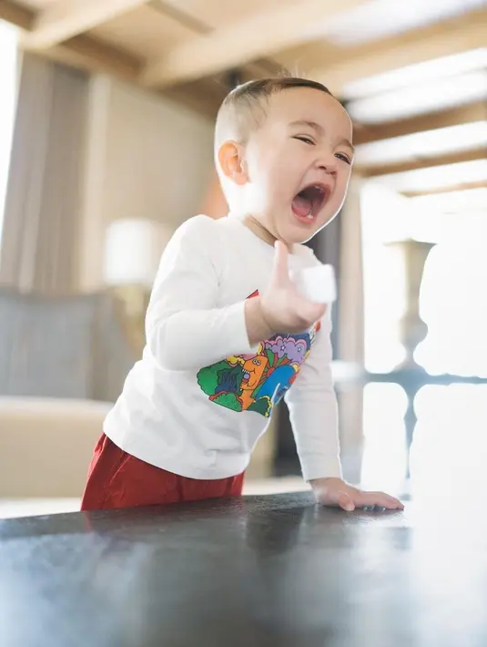 Melalui akun instagram orang tuanya, Rayyanza terlihat sedang marah. Namun sayang tidak diketahui apa penyebab yang membuatnya marah. [Instagram/raffinagita1717]