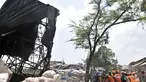 Petugas gabungan membongkar industri pembakaran arang batok di Jalan Inspeksi Cakung Drain, Cilincing, Jakarta, Kamis (19/9/2019). Sebanyak 23 usaha pembakaran arang batok dibongkar menyusul keluhan serta penolakan warga terkait pencemaran udara dan lingkungan. (merdeka.com/Iqbal S Nugroho)