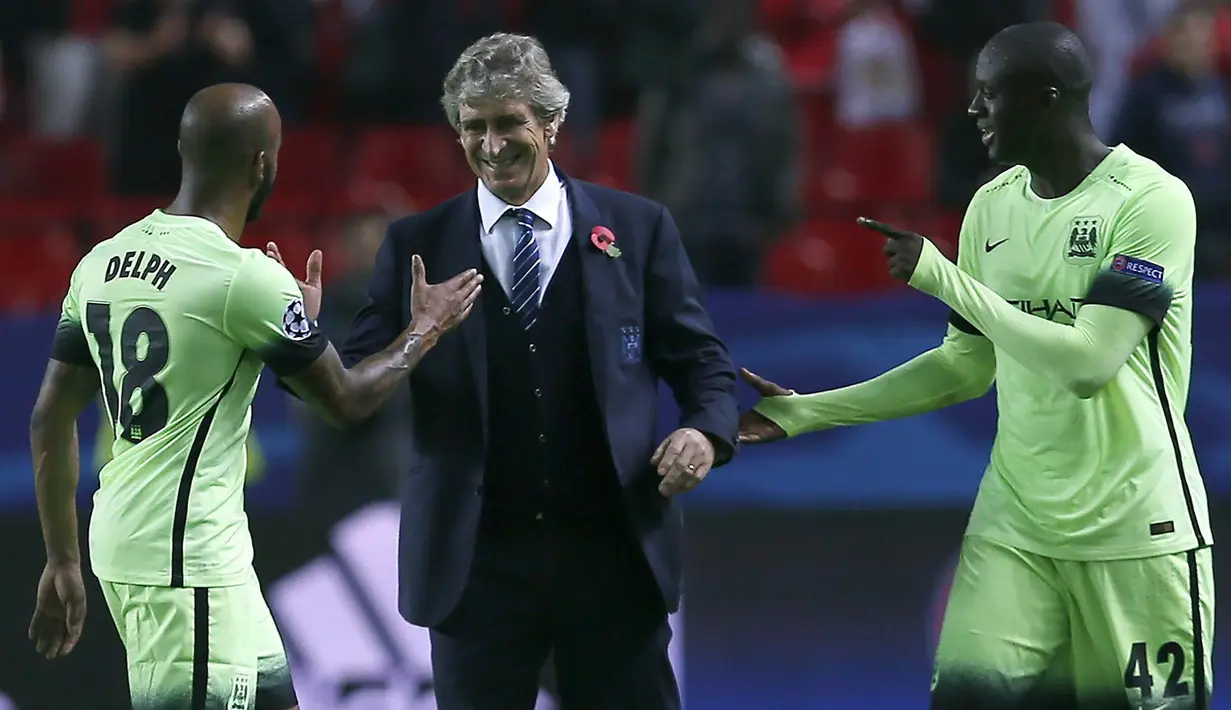 Pelatih Manchester City, Manuel Pallegrini merayakan kemenangan timnya atas Sevilla pada laga Liga Champions di Stadion Sanchez Pizjuan, Spanyol, Selasa (3/11/2015). (EPA/Jose Manuel Vidal)