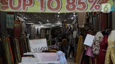 Pengunjung melihat-lihat di salah satu pertokoan kawasan Pasar Baru, Jakarta, Sabtu (14/8/2021). Pemerintah resmi menanggung PPN 10 persen atas sewa toko atau gerai para pedagang eceran (sewa toko bebas PPN) untuk mendorong dunia usaha bertahan dari krisis pandemi. (Liputan6.com/Faizal Fanani)