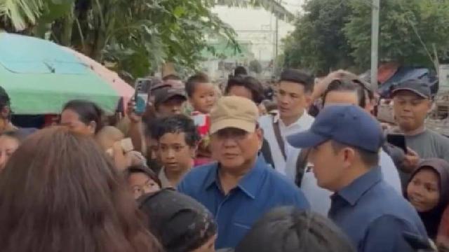 Presiden Prabowo Subianto blusukan di tengah permukiman padat warga di Kelurahan Kramat, Kecamatan Senen, Jakarta Pusat, pada Kamis (26/3) sore. Prabowo datang dengan mengenakan kemeja biru dan bertopi krem. Dia didampingi Sekretaris Kabinet Teddy Indra Wijaya dan Kepala Sekretaris Pribadi Presid...