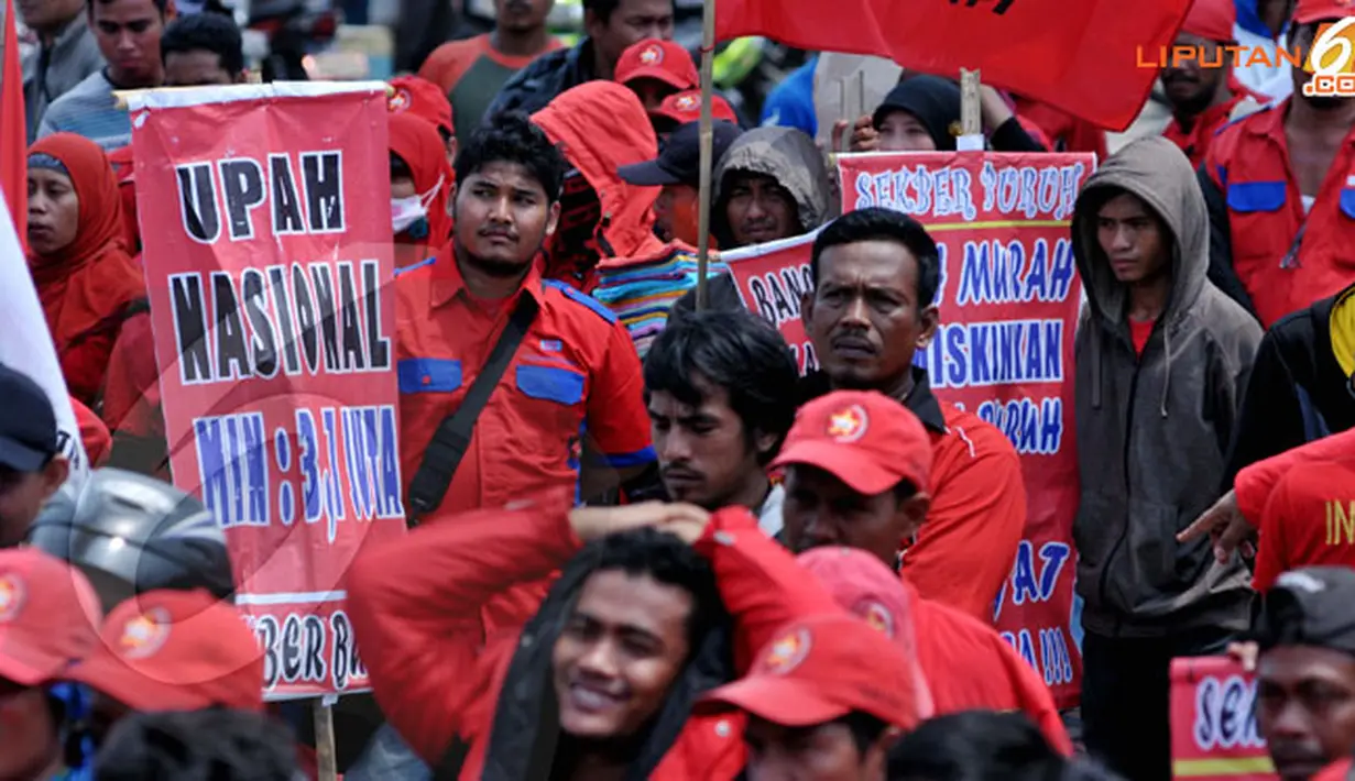 Selain kenaikan upah, para buruh juga menuntut penghapusan sistem kerja outsourcing, jaminan kesehatan, dan penghapusan Inpres Nomor 9
