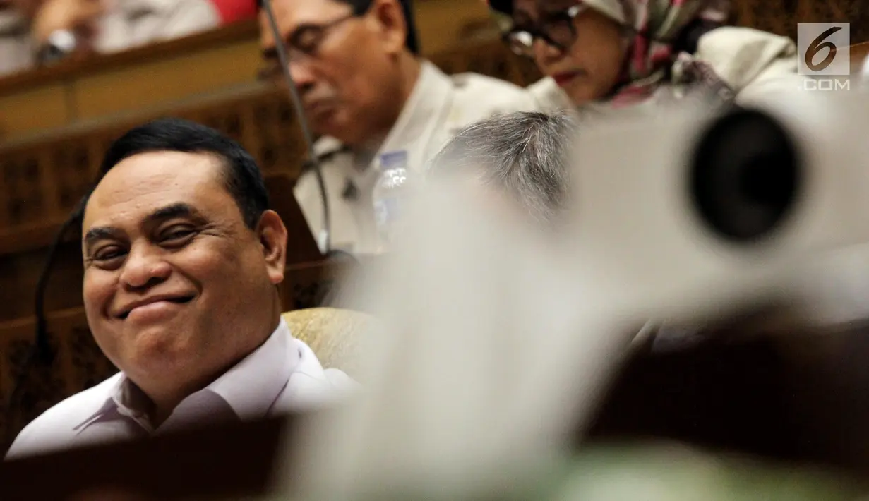 Menteri Pemberdayaan Aparatur Negara dan Reformasi Birokrasi Syafruddin saat rapat kerja dengan Komisi II DPR di Jakarta, Selasa (30/10). Rapat membahas rekruitman Calon Pegawai Negeri Sipil (CPNS) dan tenaga honorer. (Liputan6.com/JohanTallo)