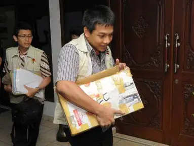 Dua petugas KPK membawa sejumlah berkas dan satu dus dari hasil penggeledahan KPK di kantor Dinas Pendidikan dan Olahraga Riau (DISPORA), Pekanbaru, Rabu (4/4). KPK telah menetapkan empat tersangka kasus suap Gratifikasi Proyek Pembangunan venue PON dan kini tersangka telah dipindahkan ke Mapolda Riau. (Antara)